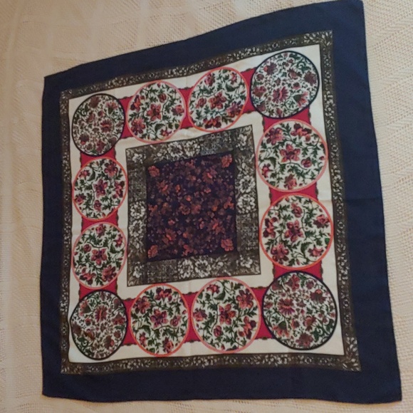 Floral square scarve - Picture 1 of 9